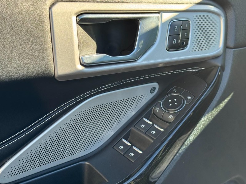 Ford Explorer Vehicle Image 17