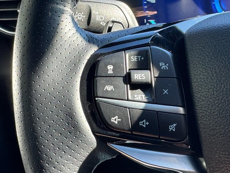 Ford Explorer Vehicle Image 19