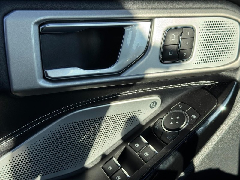Ford Explorer Vehicle Image 26