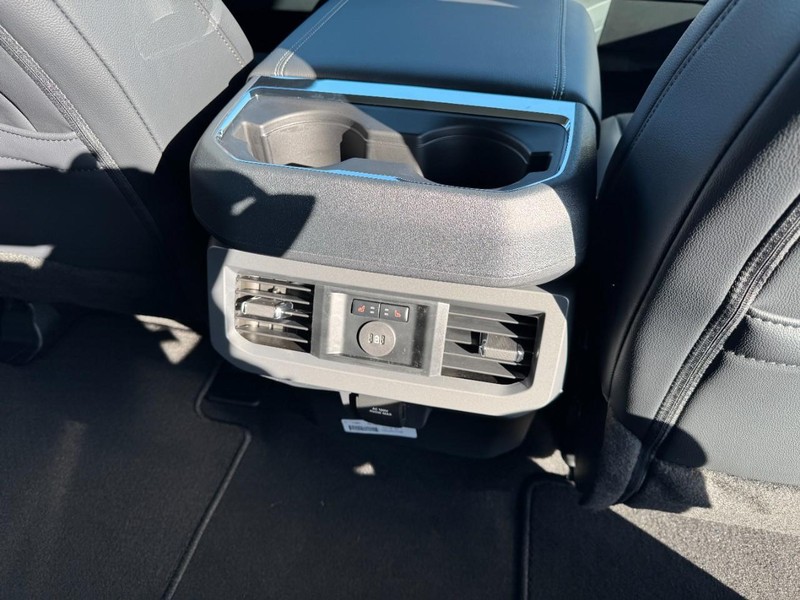 Ford Super Duty F-250 SRW Vehicle Image 11