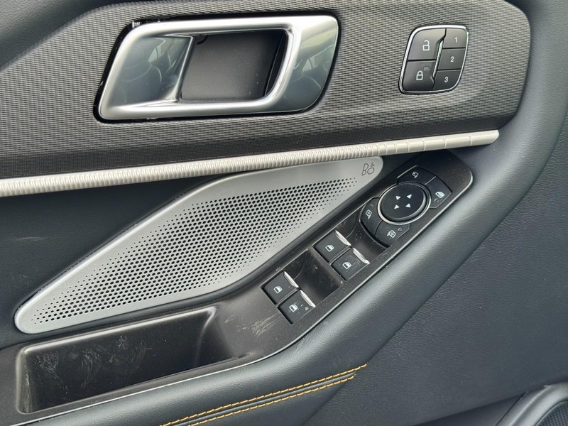 Ford Explorer Vehicle Image 12