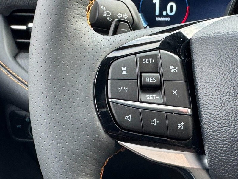 Ford Explorer Vehicle Image 14