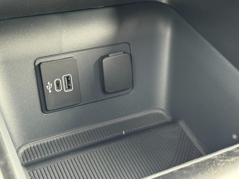 Ford Explorer Vehicle Image 16