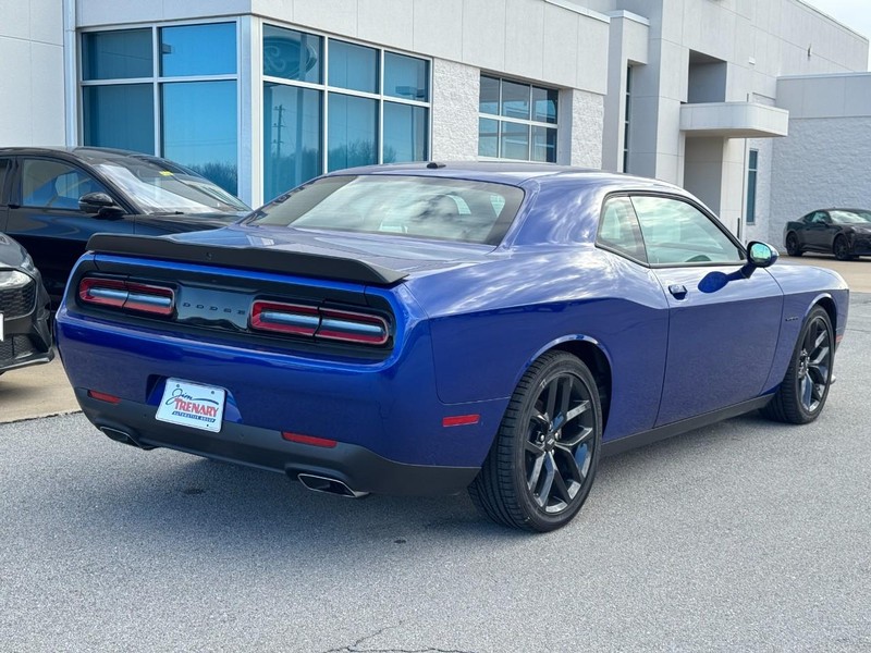 Dodge Challenger Vehicle Full-screen Gallery Image 3