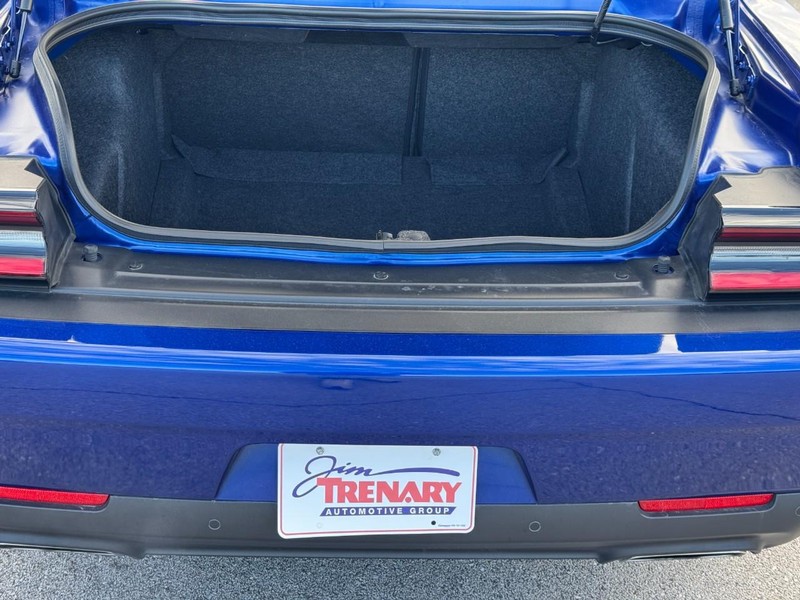 Dodge Challenger Vehicle Full-screen Gallery Image 4