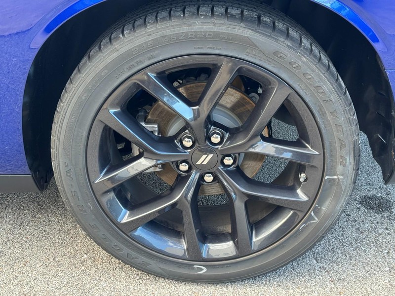 Dodge Challenger Vehicle Full-screen Gallery Image 7