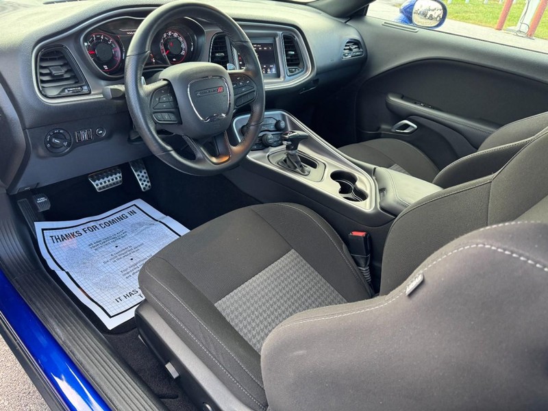 Dodge Challenger Vehicle Full-screen Gallery Image 12