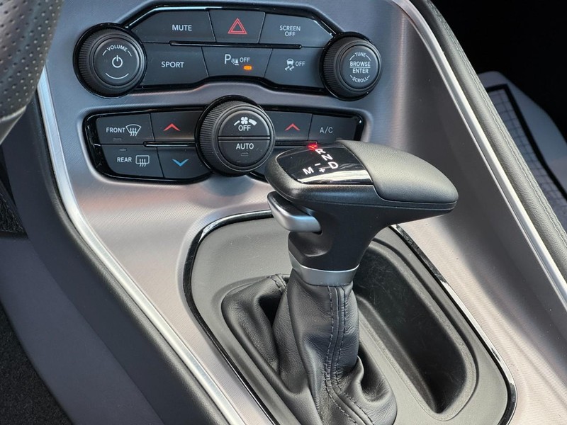 Dodge Challenger Vehicle Full-screen Gallery Image 16