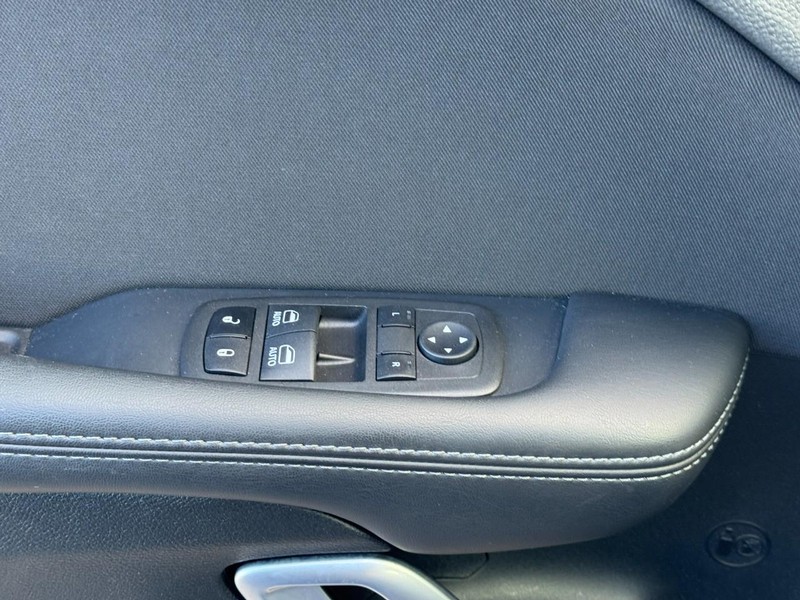 Dodge Challenger Vehicle Full-screen Gallery Image 23