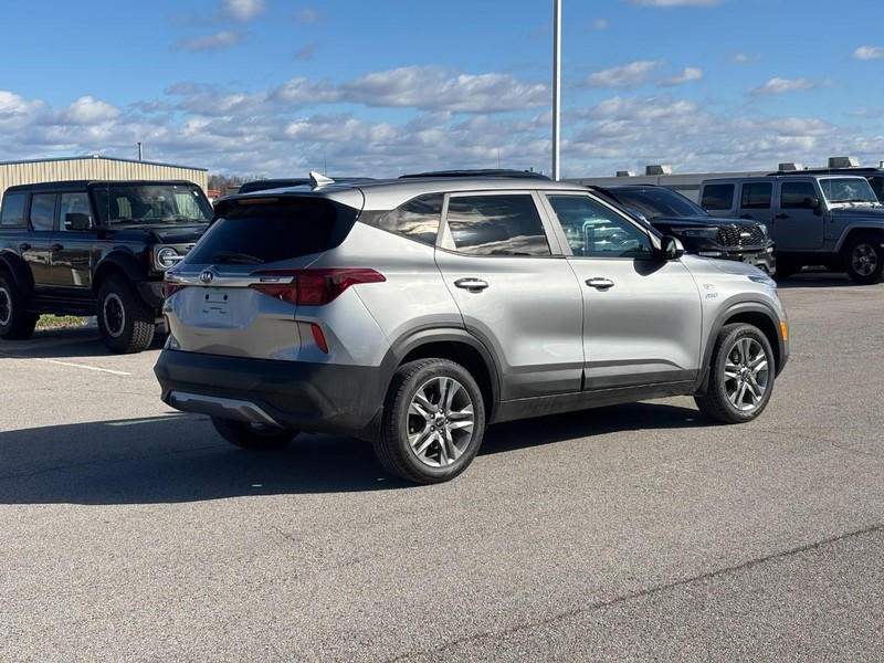 Kia Seltos Vehicle Full-screen Gallery Image 3