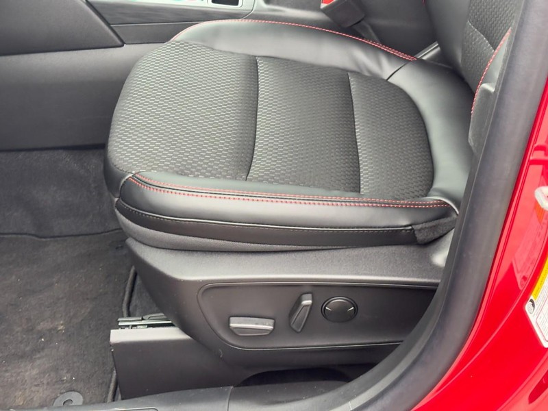 Ford Escape Vehicle Full-screen Gallery Image 18