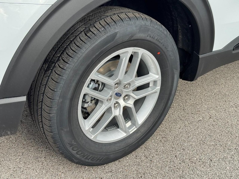 Ford Explorer Vehicle Image 04