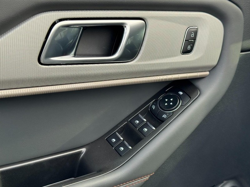 Ford Explorer Vehicle Image 11