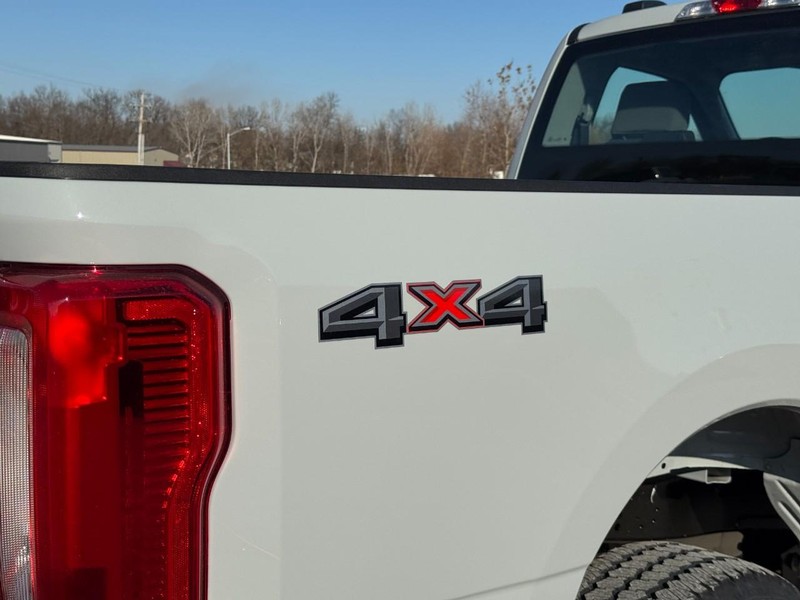 Ford Super Duty F-250 SRW Vehicle Image 04