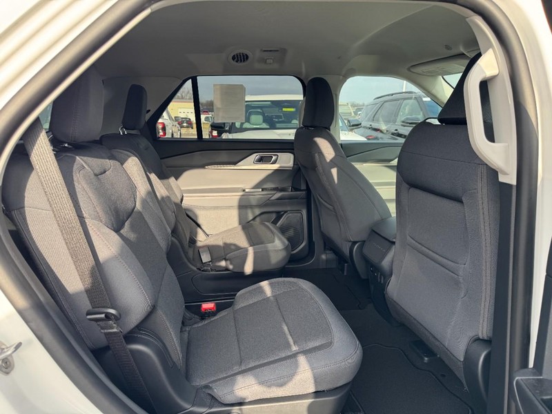 Ford Explorer Vehicle Full-screen Gallery Image 5