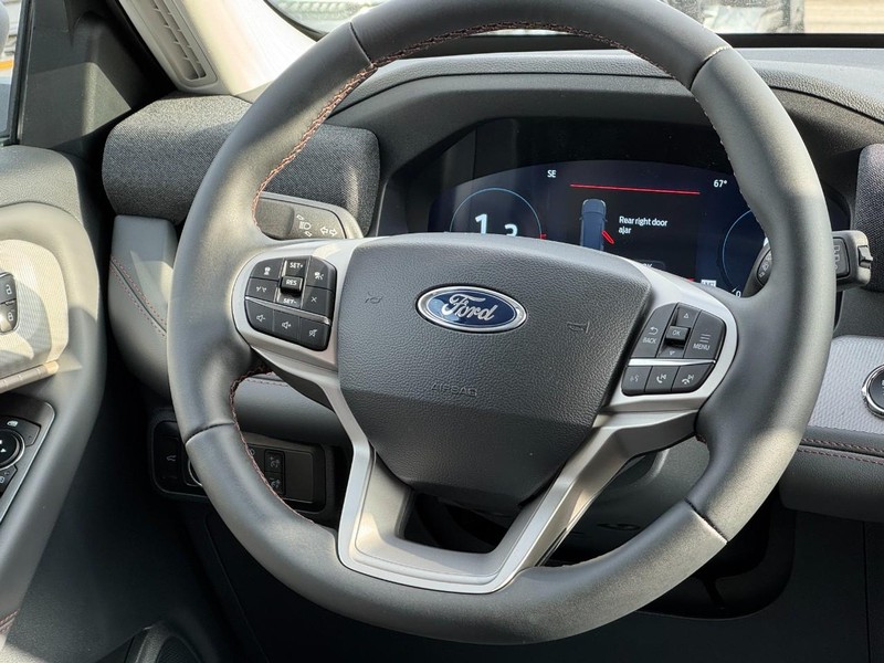 Ford Explorer Vehicle Full-screen Gallery Image 8