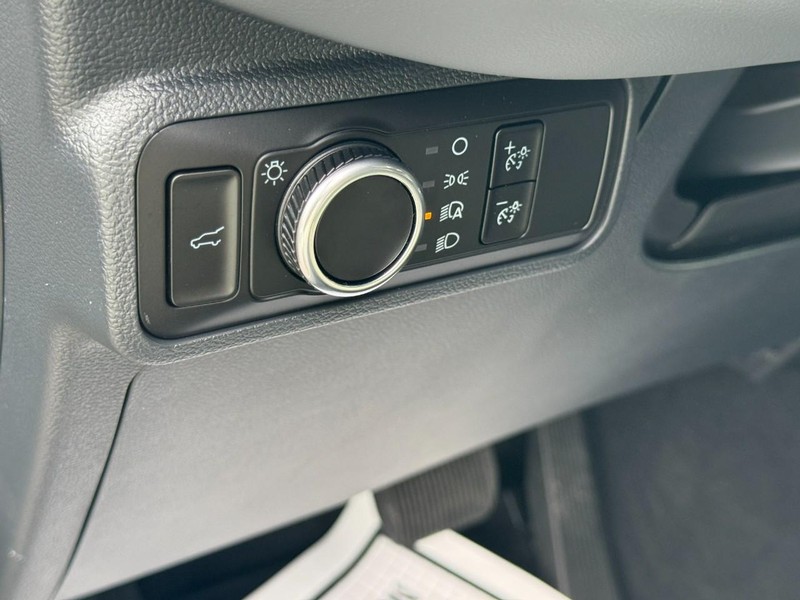 Ford Explorer Vehicle Full-screen Gallery Image 12