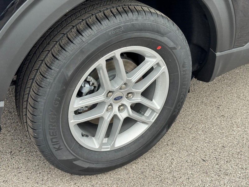 Ford Explorer Vehicle Full-screen Gallery Image 4