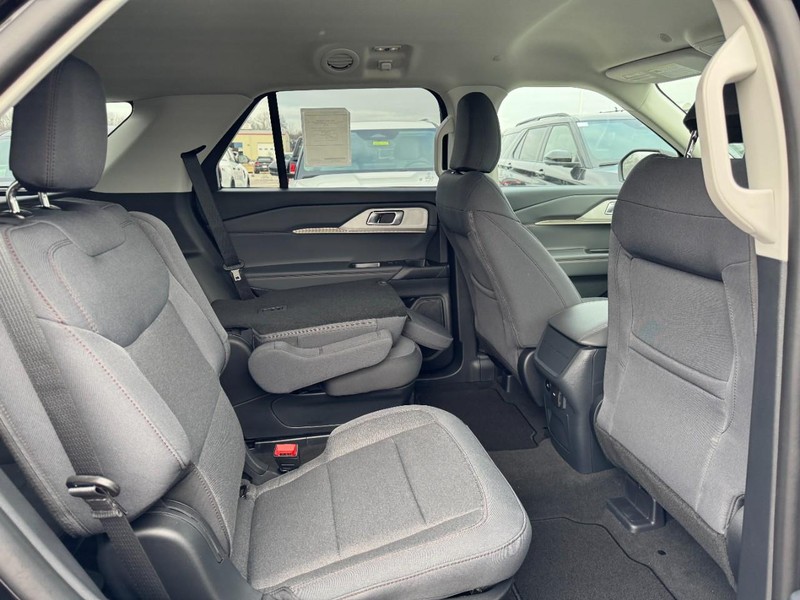 Ford Explorer Vehicle Full-screen Gallery Image 5