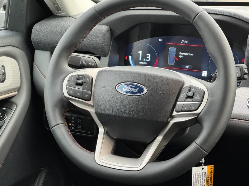 Ford Explorer Vehicle Full-screen Gallery Image 8
