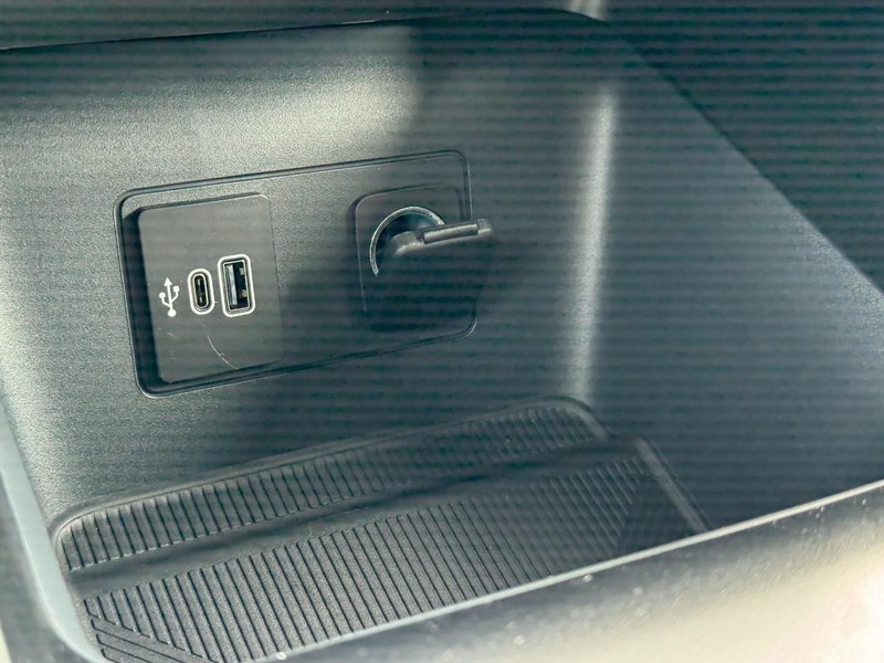 Ford Explorer Vehicle Full-screen Gallery Image 15