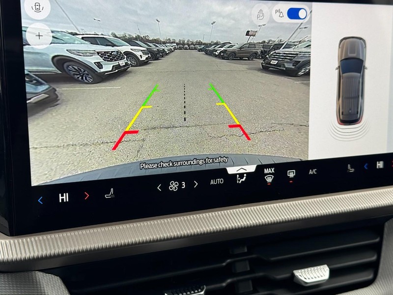 Ford Explorer Vehicle Full-screen Gallery Image 17