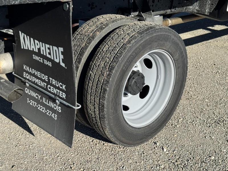 Ford Super Duty F-450 DRW Vehicle Full-screen Gallery Image 4