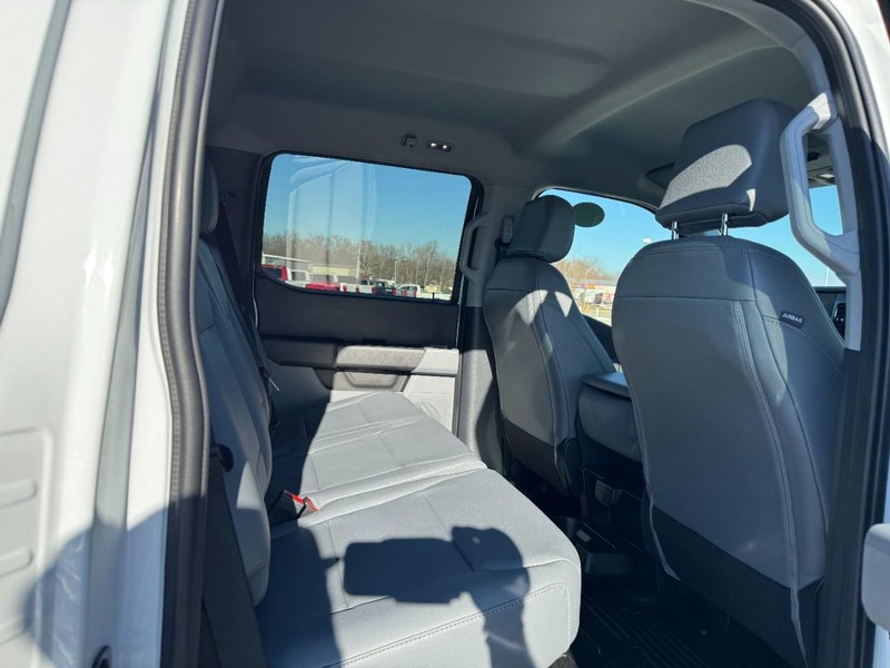 Ford Super Duty F-450 DRW Vehicle Full-screen Gallery Image 5