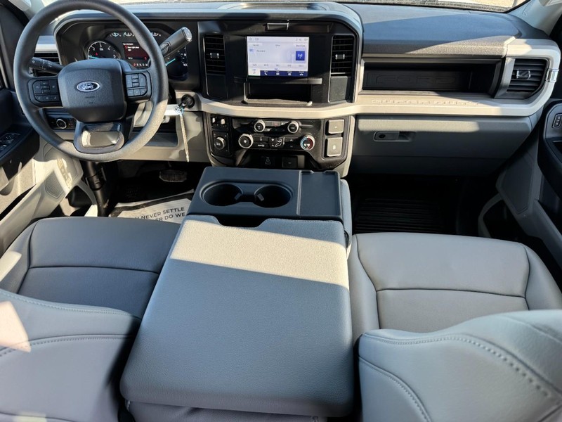 Ford Super Duty F-450 DRW Vehicle Full-screen Gallery Image 6