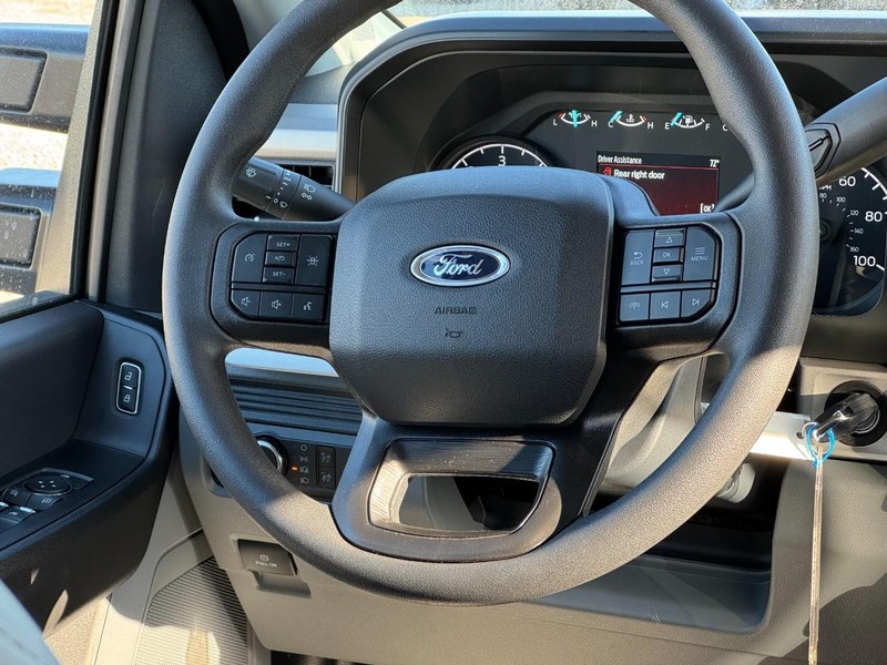 Ford Super Duty F-450 DRW Vehicle Full-screen Gallery Image 7