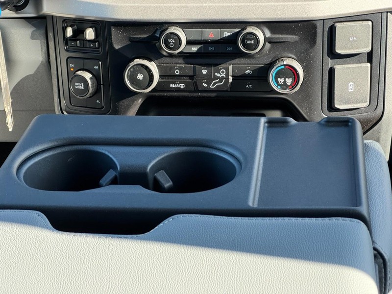 Ford Super Duty F-450 DRW Vehicle Full-screen Gallery Image 9