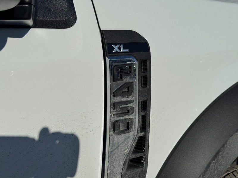 Ford Super Duty F-450 DRW Vehicle Full-screen Gallery Image 10