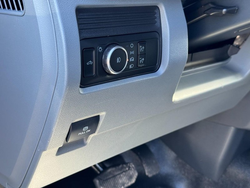 Ford Super Duty F-450 DRW Vehicle Full-screen Gallery Image 12