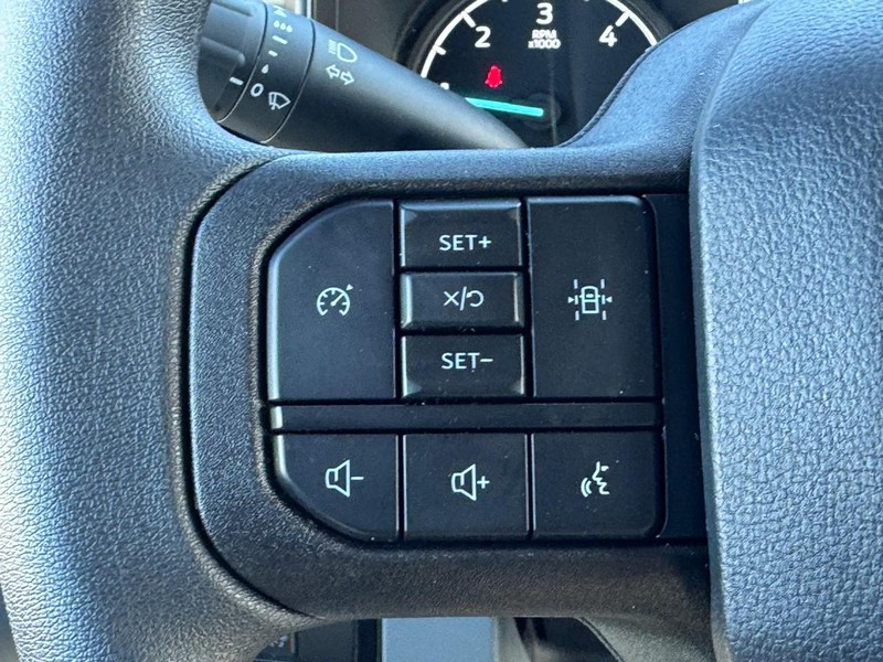 Ford Super Duty F-450 DRW Vehicle Full-screen Gallery Image 13