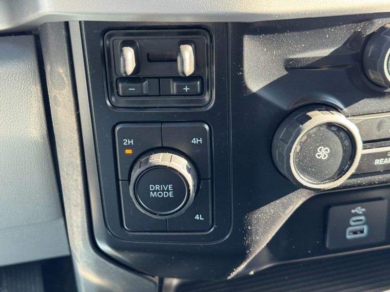 Ford Super Duty F-450 DRW Vehicle Full-screen Gallery Image 15