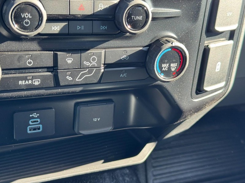 Ford Super Duty F-450 DRW Vehicle Full-screen Gallery Image 16