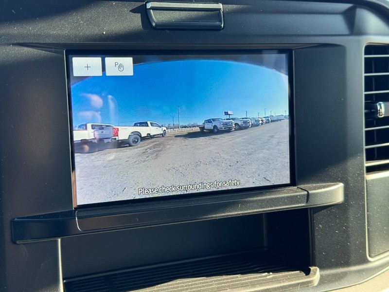 Ford Super Duty F-450 DRW Vehicle Full-screen Gallery Image 17