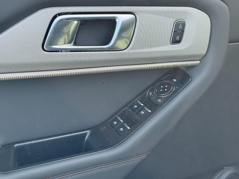 Ford Explorer Vehicle Image 11