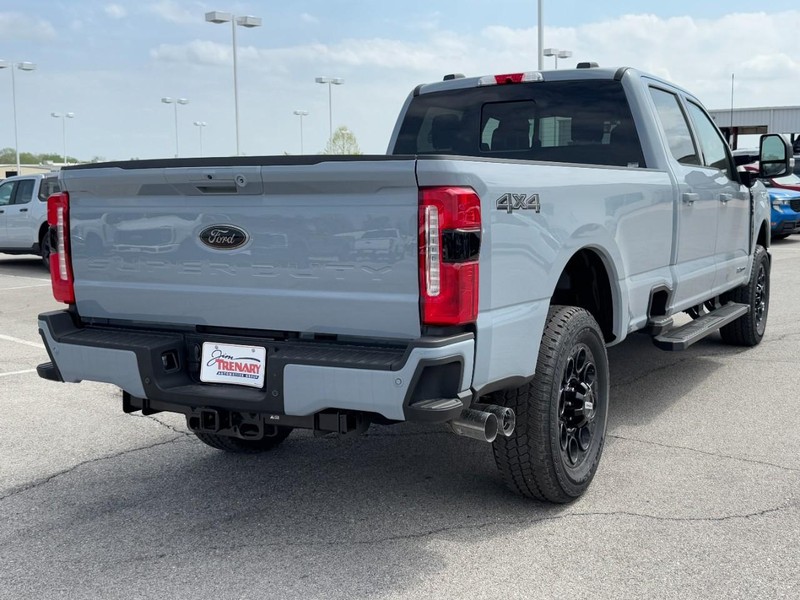 Ford Super Duty F-350 SRW Vehicle Full-screen Gallery Image 3