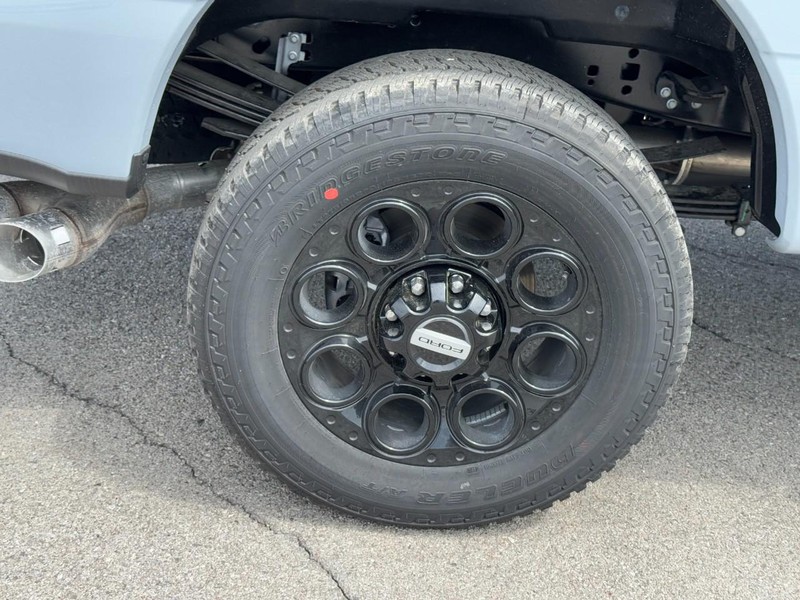 Ford Super Duty F-350 SRW Vehicle Full-screen Gallery Image 4