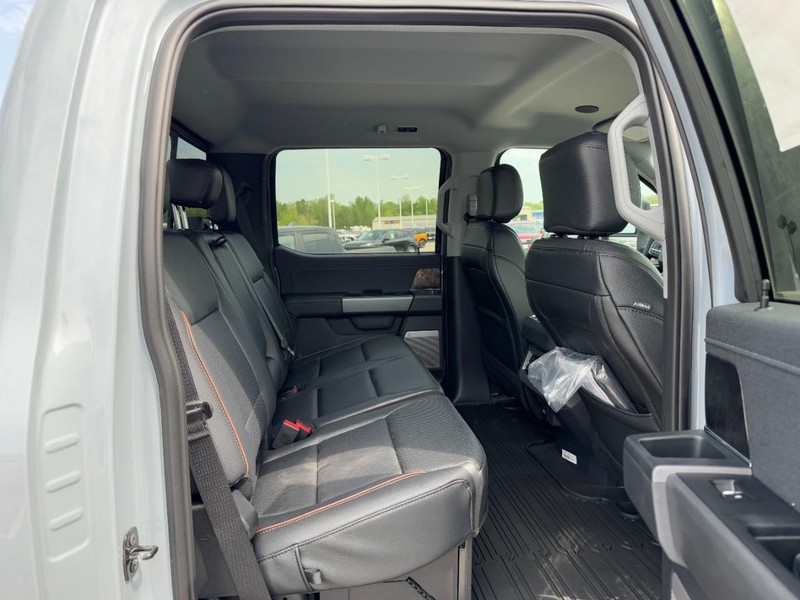 Ford Super Duty F-350 SRW Vehicle Full-screen Gallery Image 5