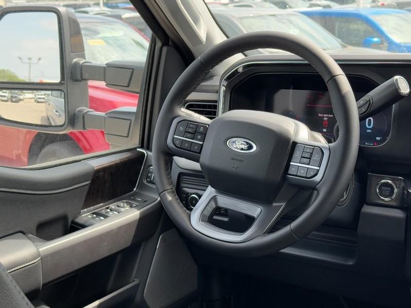 Ford Super Duty F-350 SRW Vehicle Full-screen Gallery Image 7