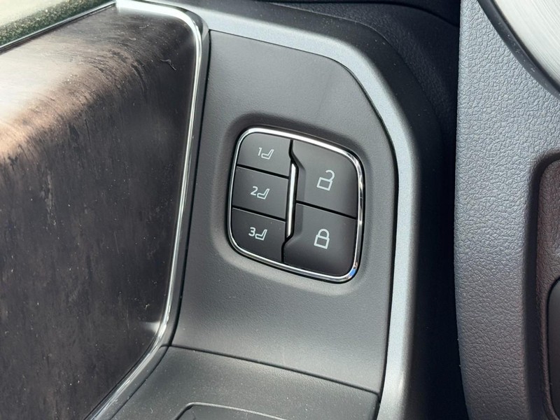 Ford Super Duty F-350 SRW Vehicle Full-screen Gallery Image 10