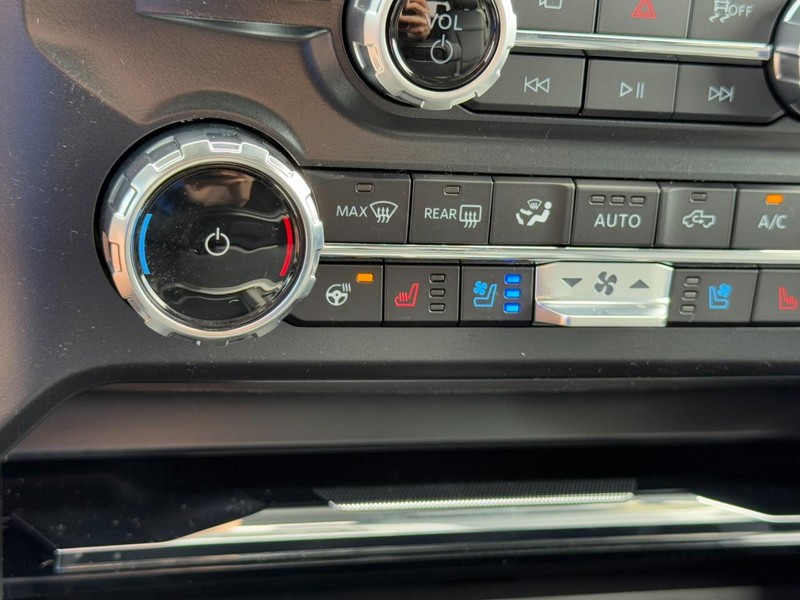 Ford Super Duty F-350 SRW Vehicle Full-screen Gallery Image 13