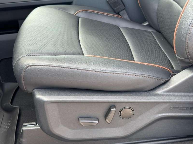 Ford Super Duty F-350 SRW Vehicle Full-screen Gallery Image 16