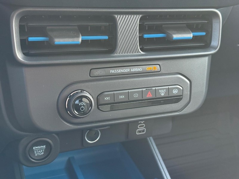 Ford Maverick Vehicle Image 12