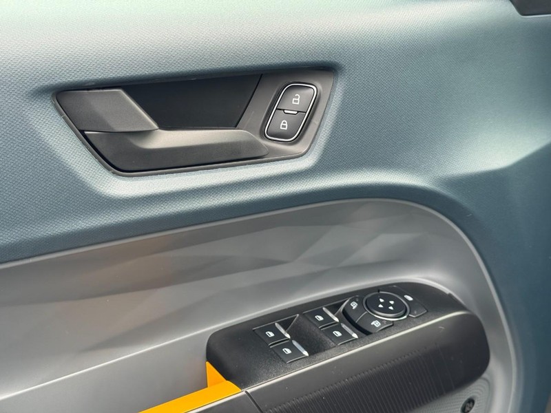 Ford Maverick Vehicle Image 12