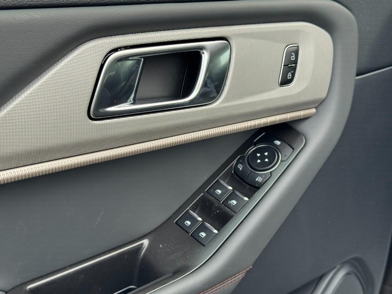 Ford Explorer Vehicle Image 11