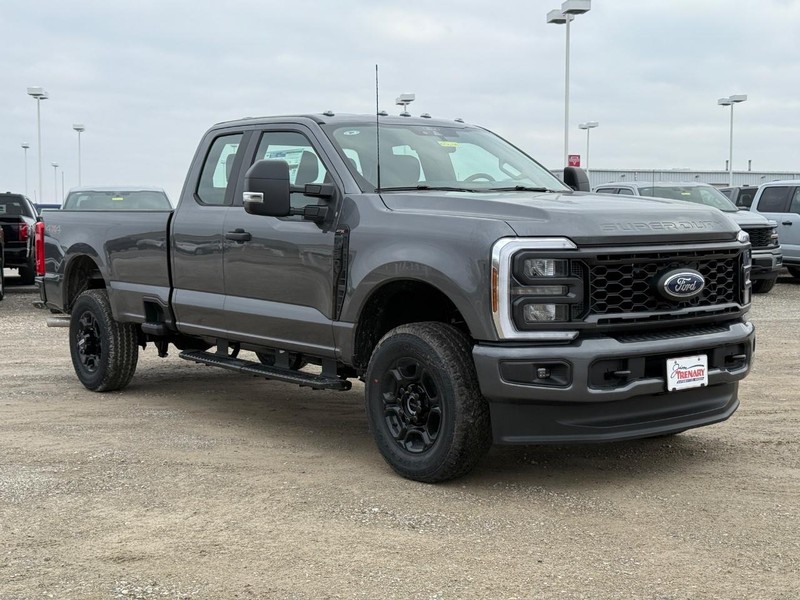 Ford Super Duty F-250 SRW Vehicle Full-screen Gallery Image 2