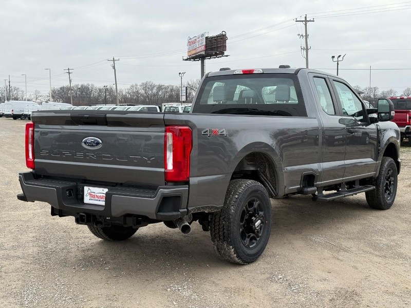 Ford Super Duty F-250 SRW Vehicle Full-screen Gallery Image 3